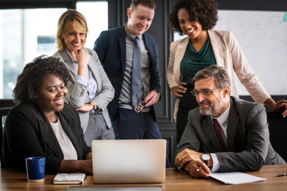 Le networking à l'ère numérique implique l'utilisation de divers outils et technologies pour faciliter la communication et l'interaction